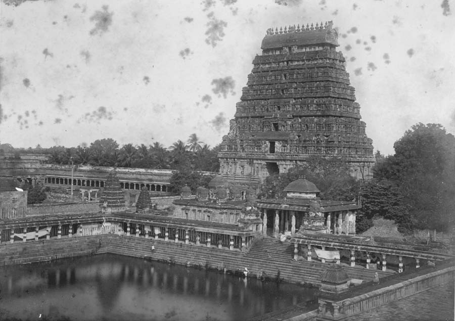 Brihadeeswarar Temple | Indian Press The Brihadeeswarar Temple in Thanjavur, India displays Dravidian architecture and a large temple pond.